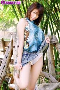 Chan Ching Ming показывает писю на природе chch0380.jpg