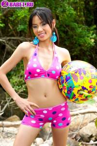 Christina Yho сняла свои трусики на речке chyh0586.jpg