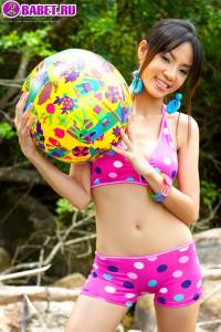 Christina Yho сняла свои трусики на речке chyh0538.jpg