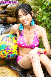 Christina Yho сняла свои трусики на речке chyh0521.jpg