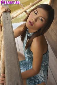 Cindy Kumolpis показывает свои дырочки cind0577.jpg