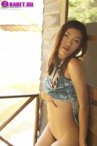 Cindy Kumolpis показывает свои дырочки cind0589.jpg