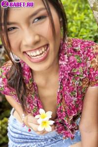 Cindy Kumolpis разделась до гола в саду cind0303.jpg