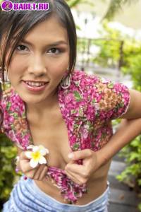 Cindy Kumolpis разделась до гола в саду cind0390.jpg