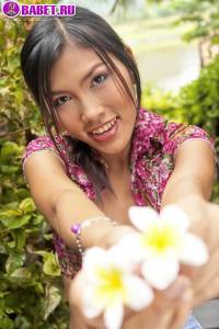 Cindy Kumolpis разделась до гола в саду cind0320.jpg