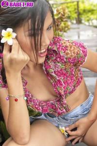 Cindy Kumolpis разделась до гола в саду cind0302.jpg