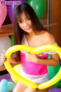 Cookie Wanwalee голая среди воздушных шариков cowa20184.jpg