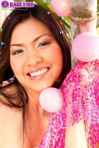 Destiny Poonra раздевается в саду depo0507.jpg