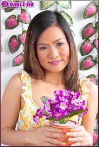 Emily Hook голая среди цветов emho0411.jpg