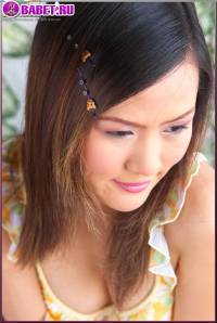 Emily Hook голая среди цветов emho0453.jpg