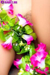 Helen Eirny обсалютно голая в саду heei0314.jpg