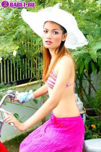 Helen Eirny показывает волосатую пизду heei0646.jpg