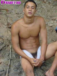 порно фото Гей дрочит свой писюн на бережку 1 fahj utb 19.jpg