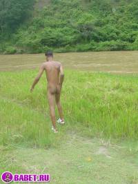 порно фото Голый парень на природе светит хуем 4 fahj utb 109.jpg