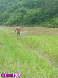 порно фото Голый парень на природе светит хуем 4 fahj utb 110.jpg