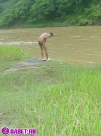 порно фото Голый парень на природе светит хуем 4 fahj utb 112.jpg