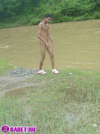 порно фото Голый парень на природе светит хуем 4 fahj utb 114.jpg