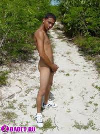 порно фото Парень дрочит хуй на берегу океана 2 afro gey 101.jpg