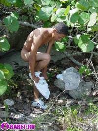 порно фото Парень дрочит хуй на берегу океана 2 afro gey 110.jpg