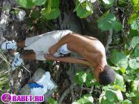 порно фото Парень дрочит хуй на берегу океана 2 afro gey 114.jpg