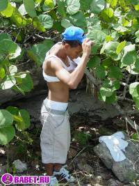 порно фото Парень дрочит хуй на берегу океана 2 afro gey 2.jpg