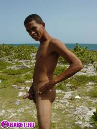 порно фото Парень дрочит хуй на берегу океана 2 afro gey 79.jpg