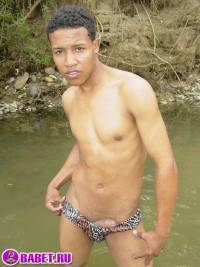 порно фото Парень моет в речке хуй и дрочит 4 afro gey 68.jpg