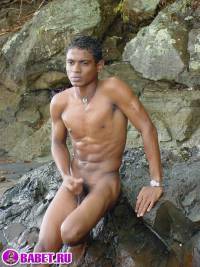 порно фото Дрочит хуй парнишка в дождь 1aza11.jpg