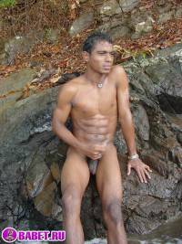 порно фото Дрочит хуй парнишка в дождь 1aza19.jpg