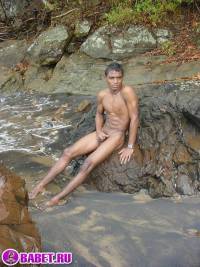 порно фото Дрочит хуй парнишка в дождь 1aza23.jpg