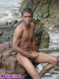 порно фото Дрочит хуй парнишка в дождь 1aza46.jpg