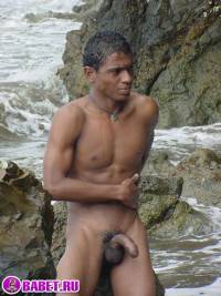 порно фото Дрочит хуй парнишка в дождь 1aza63.jpg