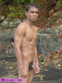 порно фото Дрочит хуй парнишка в дождь 1aza77.jpg