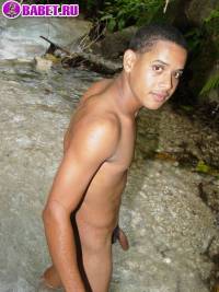 порно фото Красивый молодой гей голый на природе 2aza103.jpg