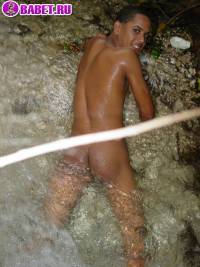 порно фото Красивый молодой гей голый на природе 2aza106.jpg