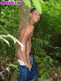 порно фото Красивый молодой гей голый на природе 2aza24.jpg