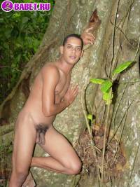 порно фото Красивый молодой гей голый на природе 2aza40.jpg