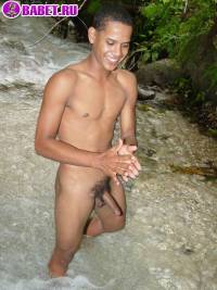 порно фото Красивый молодой гей голый на природе 2aza93.jpg