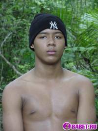 порно фото Вздрочнул свой волосатый хуй в кустах 12.jpg