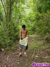 порно фото Вздрочнул свой волосатый хуй в кустах 17.jpg