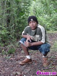 порно фото Вздрочнул свой волосатый хуй в кустах 1.jpg