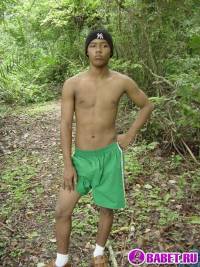 порно фото Вздрочнул свой волосатый хуй в кустах 24.jpg