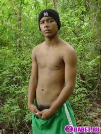 порно фото Вздрочнул свой волосатый хуй в кустах 27.jpg