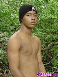 порно фото Вздрочнул свой волосатый хуй в кустах 28.jpg