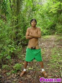 порно фото Вздрочнул свой волосатый хуй в кустах 38.jpg