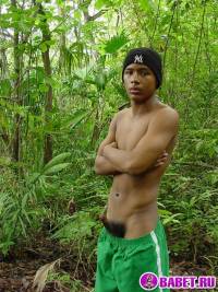 порно фото Вздрочнул свой волосатый хуй в кустах 39.jpg