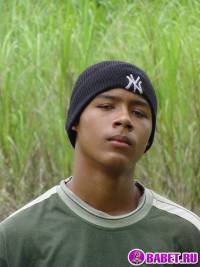 порно фото Вздрочнул свой волосатый хуй в кустах 3.jpg