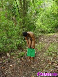 порно фото Вздрочнул свой волосатый хуй в кустах 40.jpg