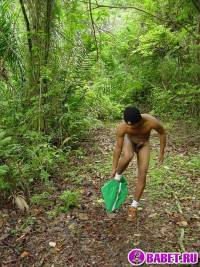 порно фото Вздрочнул свой волосатый хуй в кустах 41.jpg