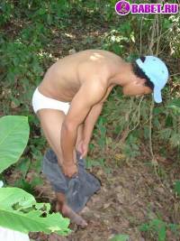 порно фото Гей в кепке дрочит писю на природе 10.jpg